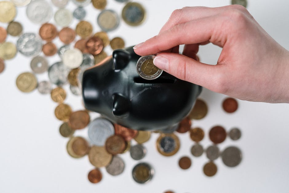 Image illustrating financial budgeting, showing a person holding a piggy bank and a dollar sign symbolizing goals and savings.